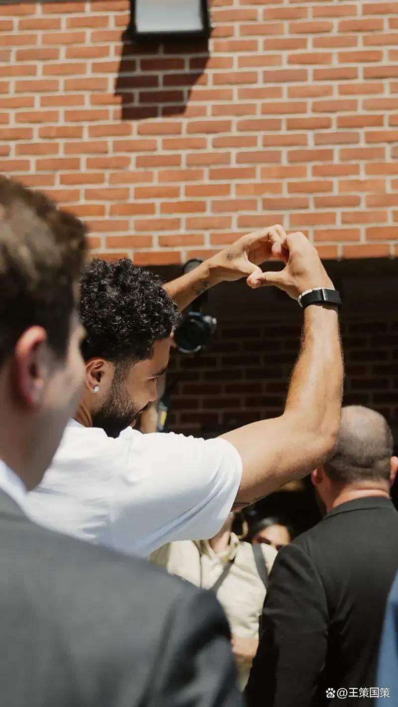 塔图姆迎来十赛季高光表现，澳大利亚队球迷沸腾！的简单介绍